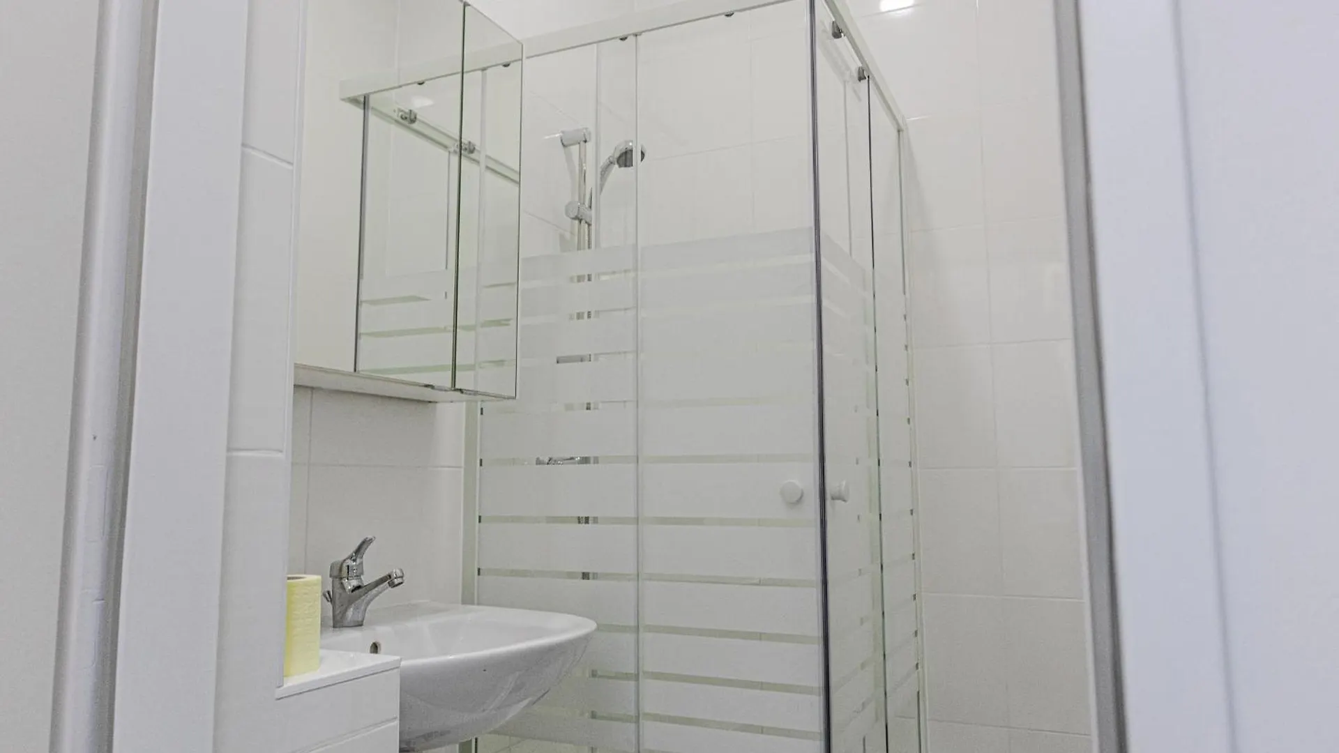 Affordable 5-Br Shared Apartment / Enkplatz U3 Getaway Vienna 0*,  Austria