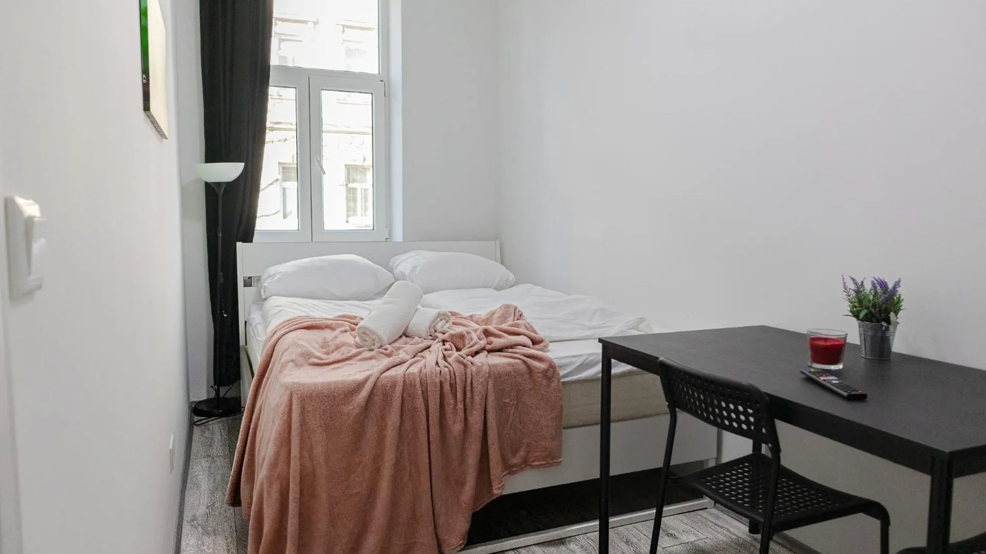 Affordable 5-Br Shared Apartment / Enkplatz U3 Getaway location