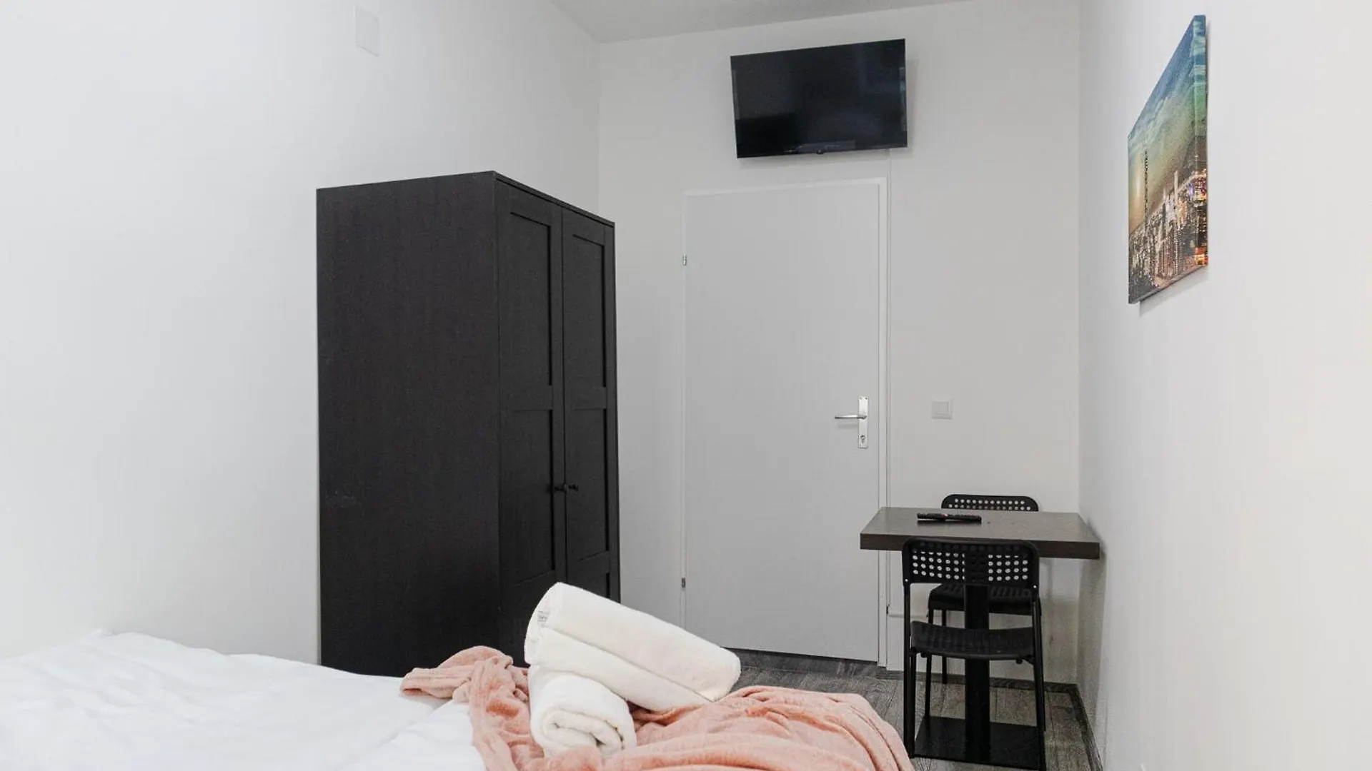Affordable 5-Br Shared Apartment / Enkplatz U3 Getaway Vienna Austria