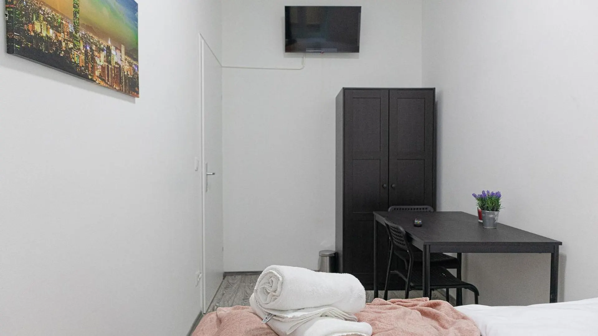 Affordable 5-Br Shared Apartment / Enkplatz U3 Getaway Vienna 0*,  Austria
